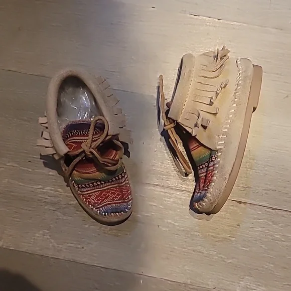 Minnetonka Leather Moccasin Boots For Girls Size 8 - Picture 1 of 5